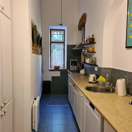 Heritage Park Royal 公寓